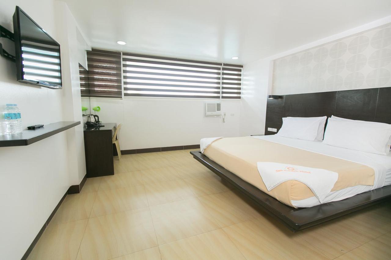 Sun Garden Hotel Tarlac Exteriör bild